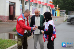 Волоколамские волонтёры раздают ленты с триколором ко Дню России