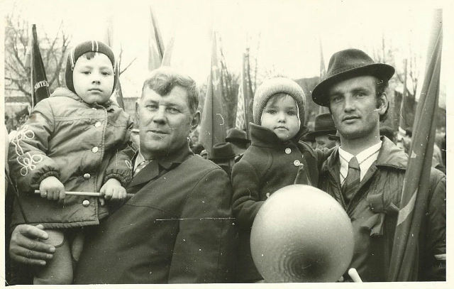 Прислала Оксана Митягина (Ялочкина) с сообщением: "1977 год, я с папочкой Ялочкиным Юрием Анатольевичем (справа)